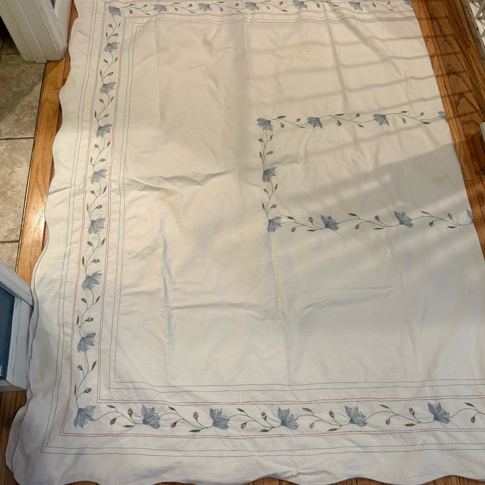 VTG Floral Hand Embroidered Cotton Tablecloth 60x90 grannycore - Picture 5 of 5